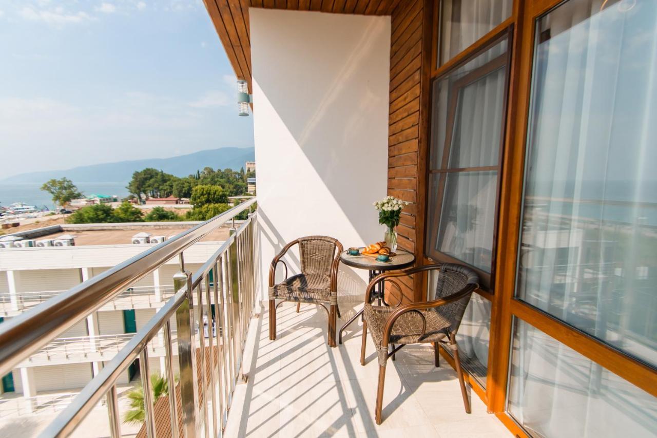 Aquamarine Family Club Hotel Gagra Exterior photo